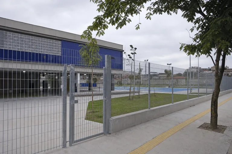 Gradil galvanizado no perímetro de equipamento público
